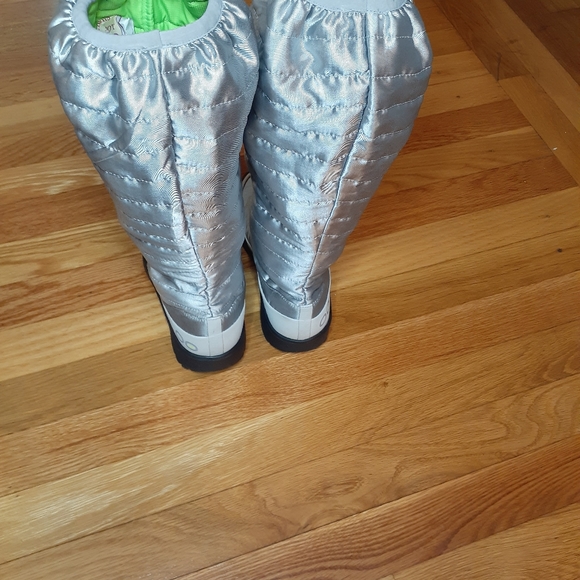 Oofos Women's OOmg BOOTS Size W 5 Metallic  Sliver Oofos - Picture 3 of 7